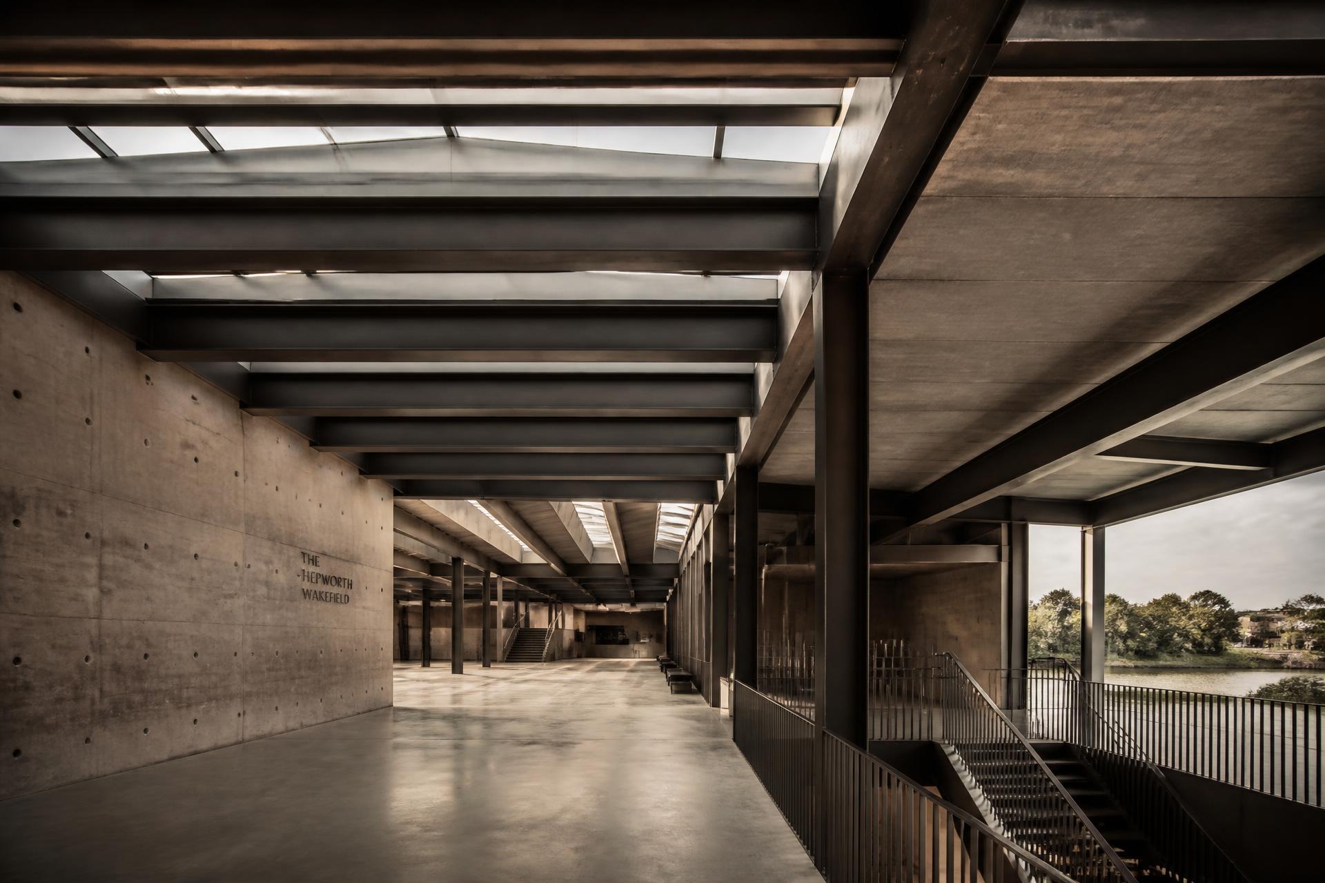 Estructura contemporánea de hormigón y acero de gran luz